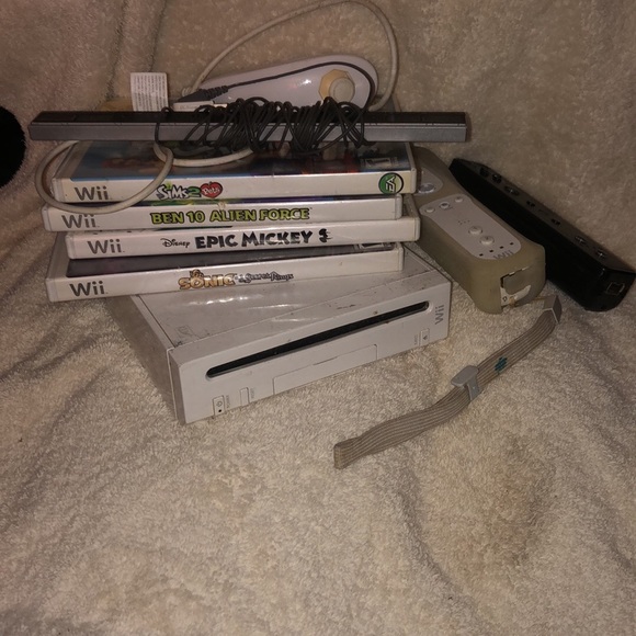Nintendo Wii PAL Console + 4 Games Bundle with Wii Remote and Nunchuck - Picture 1 of 1